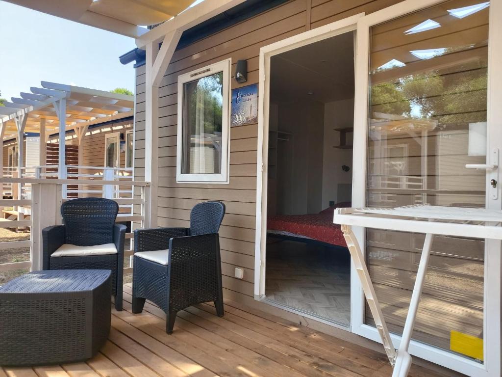a screened in porch with chairs and a table at Campeggio Internazionale Frassanito in Otranto