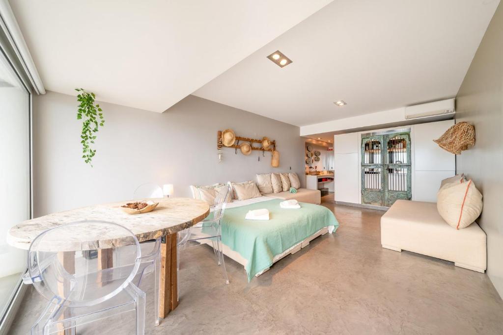 a living room with a couch and a table at GuestReady - Beachfront Studio in Sesimbra