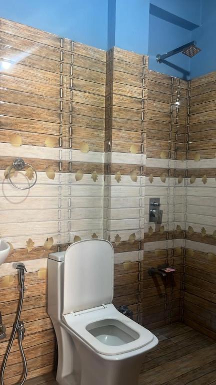a bathroom with a toilet and a sink at Beas Zayaka - Hotel & Cafe in Pāndoh