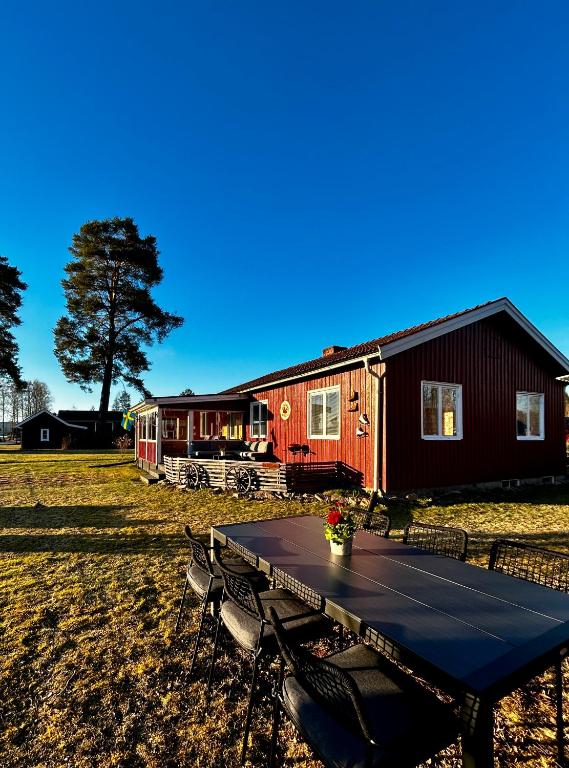 a table and chairs in front of a cabin at Holiday Home Skoaffär in Lakene