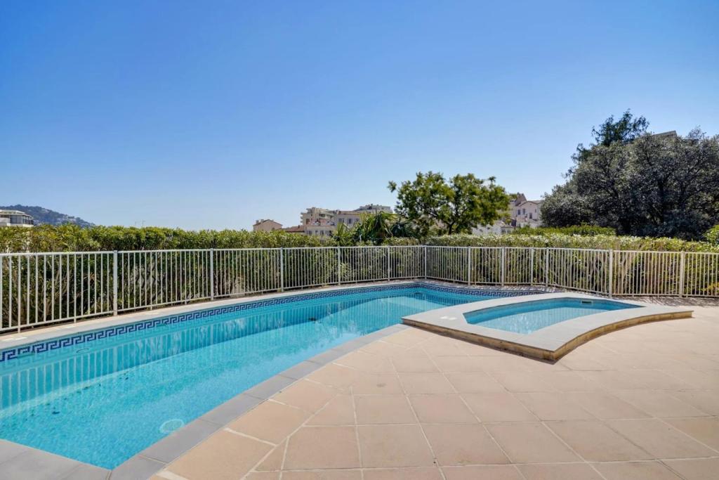 3BR in Cannes with Swimming Pool Terraces Parking & AC - BENAKEY