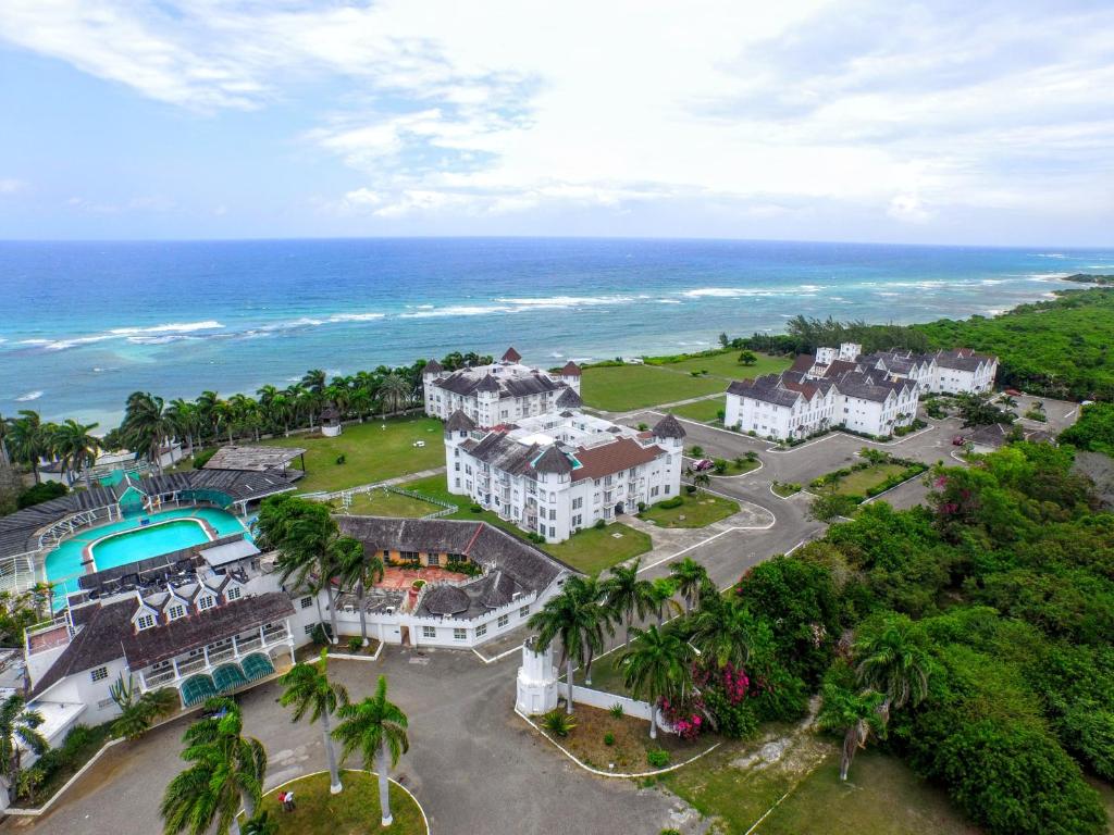 A bird's-eye view of Seacastles by the beach/pool