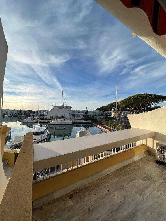 a balcony with a view of a marina at La Marina de Lairan 2 chambres terrasse vue Port de Plaisance in Le Grau-du-Roi