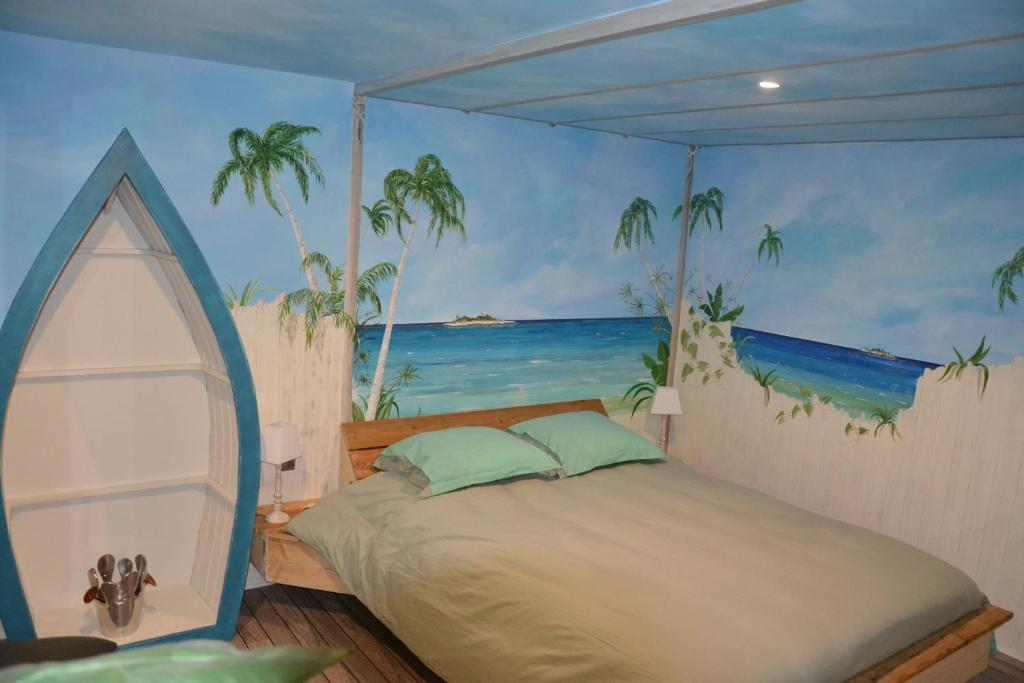 Bubble Dreams في Coupéville: غرفة نوم بسرير مع لوحة للمحيط