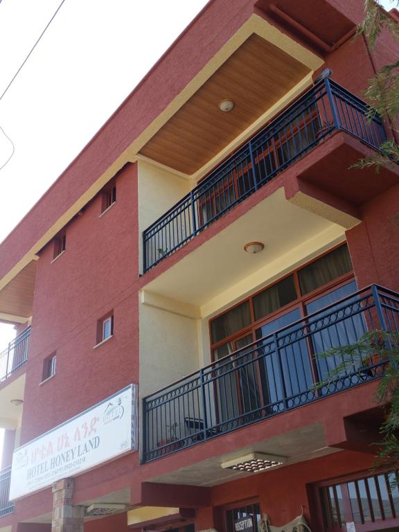 - un bâtiment avec des balcons sur le côté dans l'établissement Honey Land Hotel Lalibela, à Lalibela