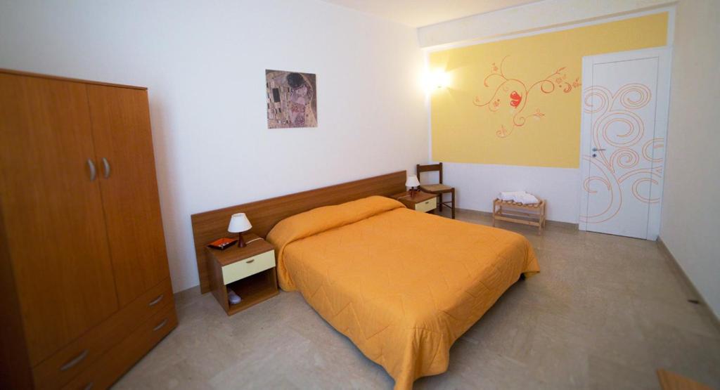 una camera da letto con un letto arancione di Orange Paradise b&b a Custonaci