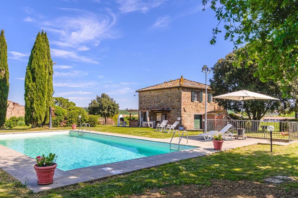 a swimming pool in front of a villa at Villa Lo Stemma in Monte San Savino
