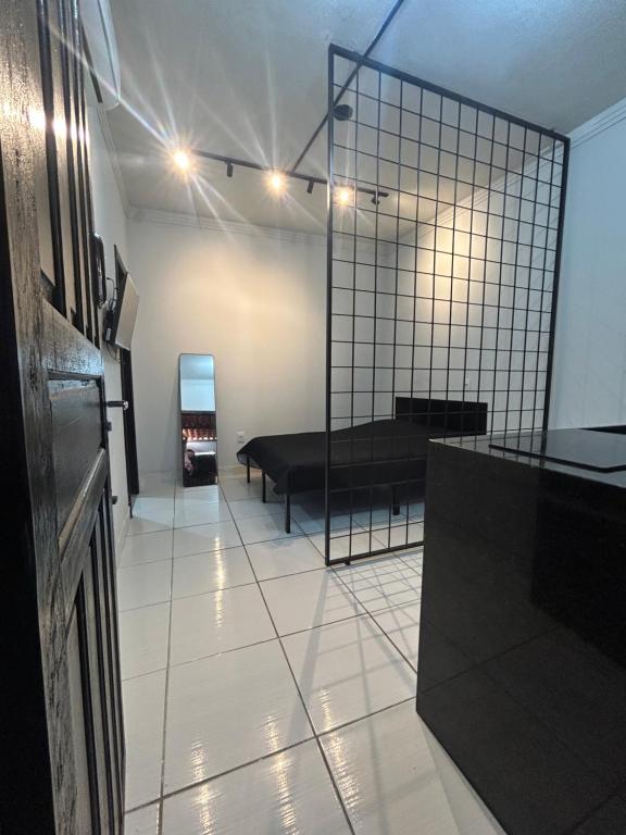 a room with a bed and a glass wall at Studio Industrial Moderno in Serra