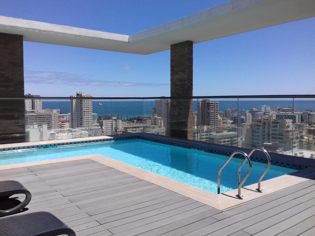 ein Pool auf dem Dach eines Gebäudes in der Unterkunft Departamento 2 Norte in Viña del Mar