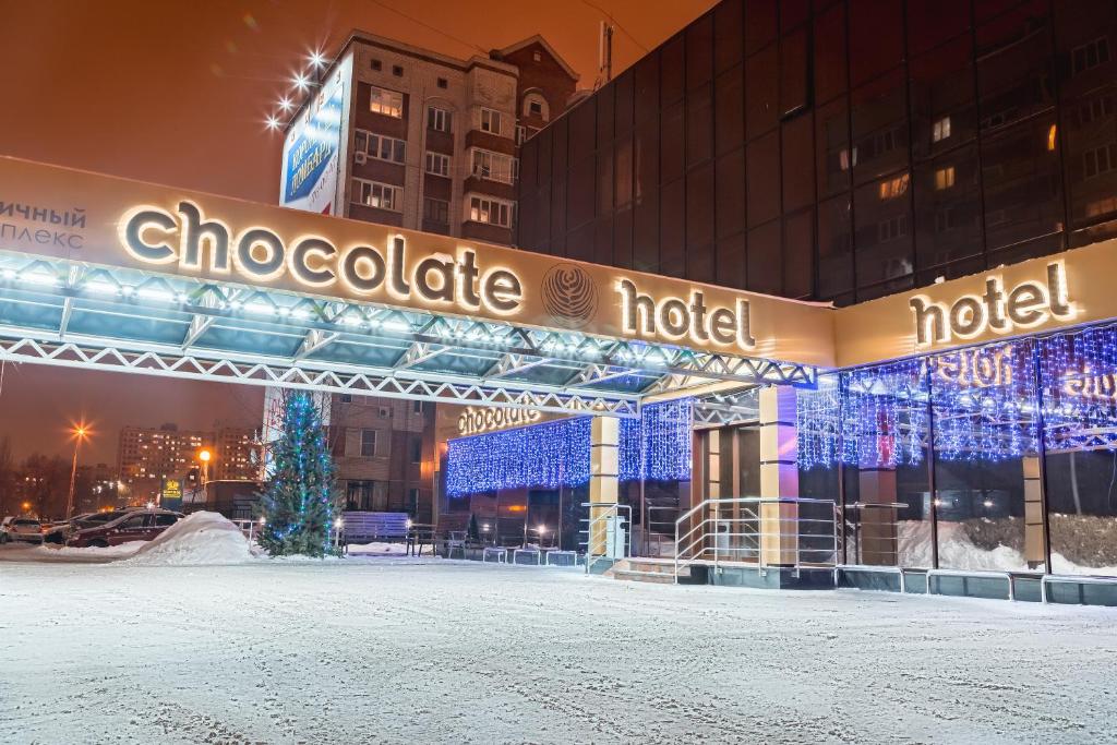 Chocolate Hotel في تولياتي: مركز تسوق مع أضواء عيد الميلاد في مدينة