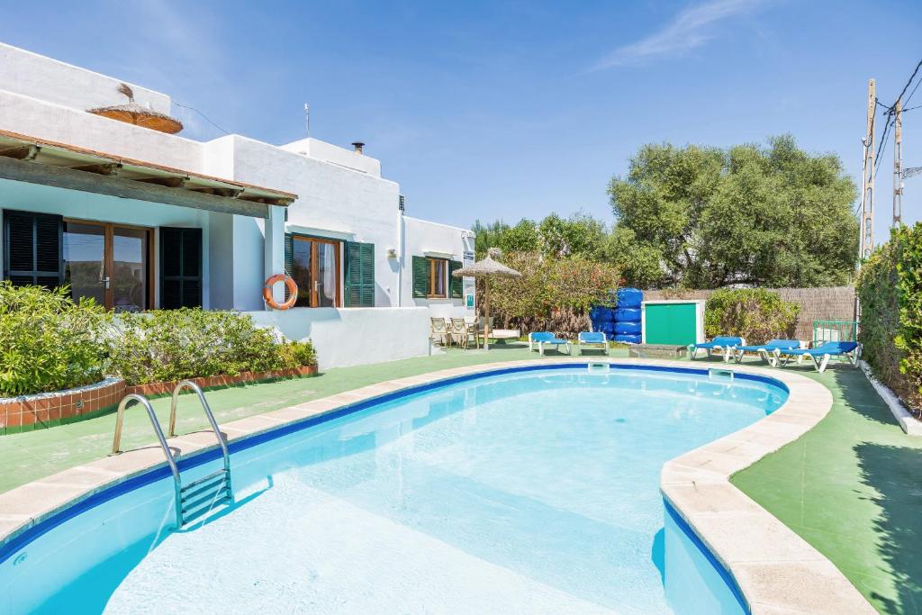 a swimming pool in front of a house at Apartamento Felipe 1-3 in Cacla D'or