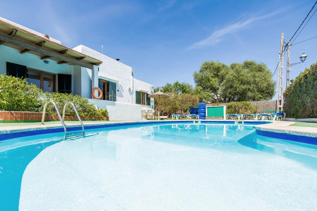 a large swimming pool with blue water at Apartamento Felipe 1-5 in Cacla D'or