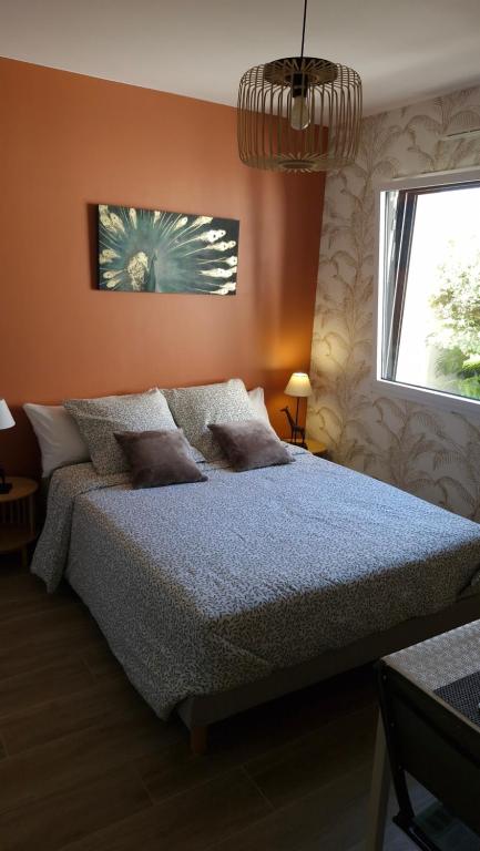 a bedroom with a bed and a window at Studio La passagère in Plouvorn