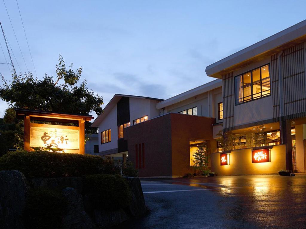 鳥羽的住宿－花之小宿重兵衛日式旅館，一群晚上有灯光的建筑