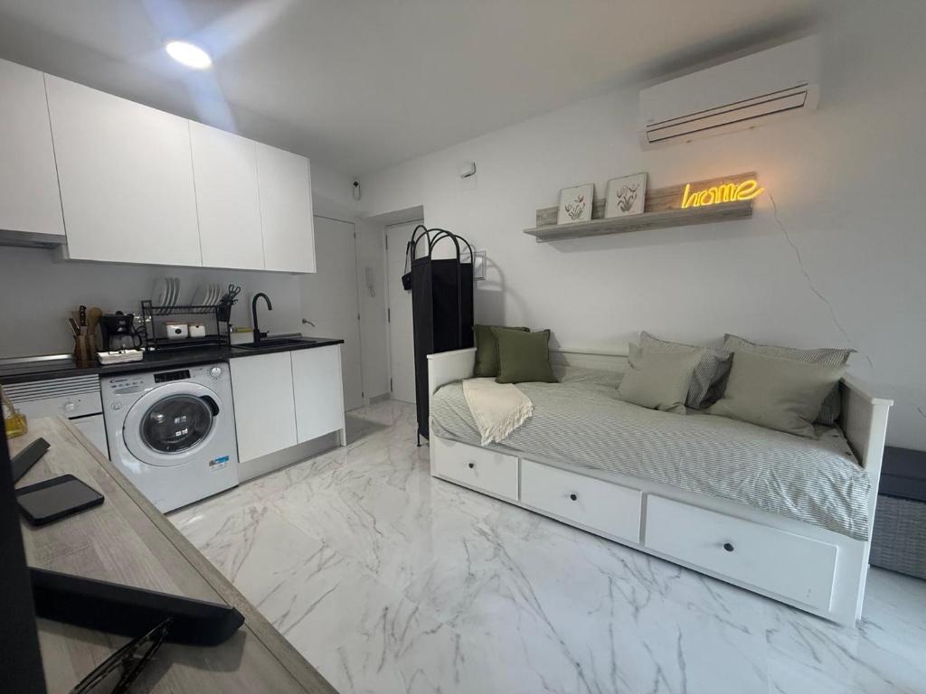 a bedroom with a bed and a washing machine at Estudio Cuidad Quesada in Rojales