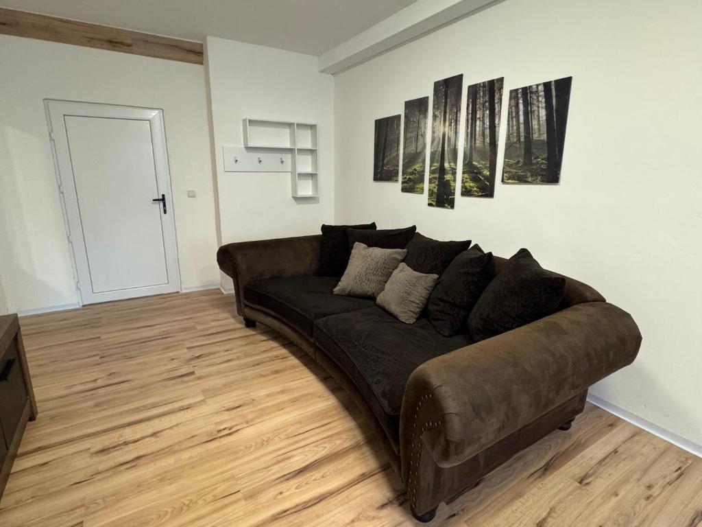 a living room with a couch in a room at Ferienwohnung Mimi in Wernigerode