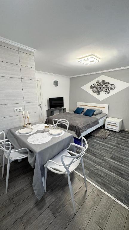 Lake & Park 3-Room Apartment главное фото
