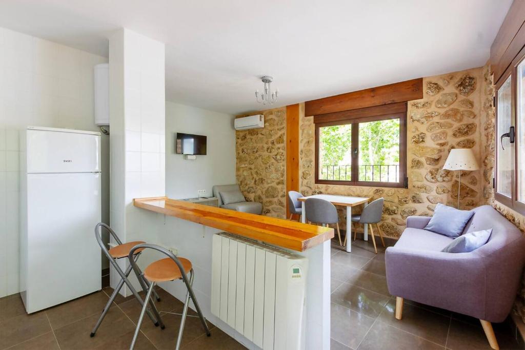 a kitchen and living room with a table and chairs at Precioso Apartamento a estrenar. La Placeta in Riópar
