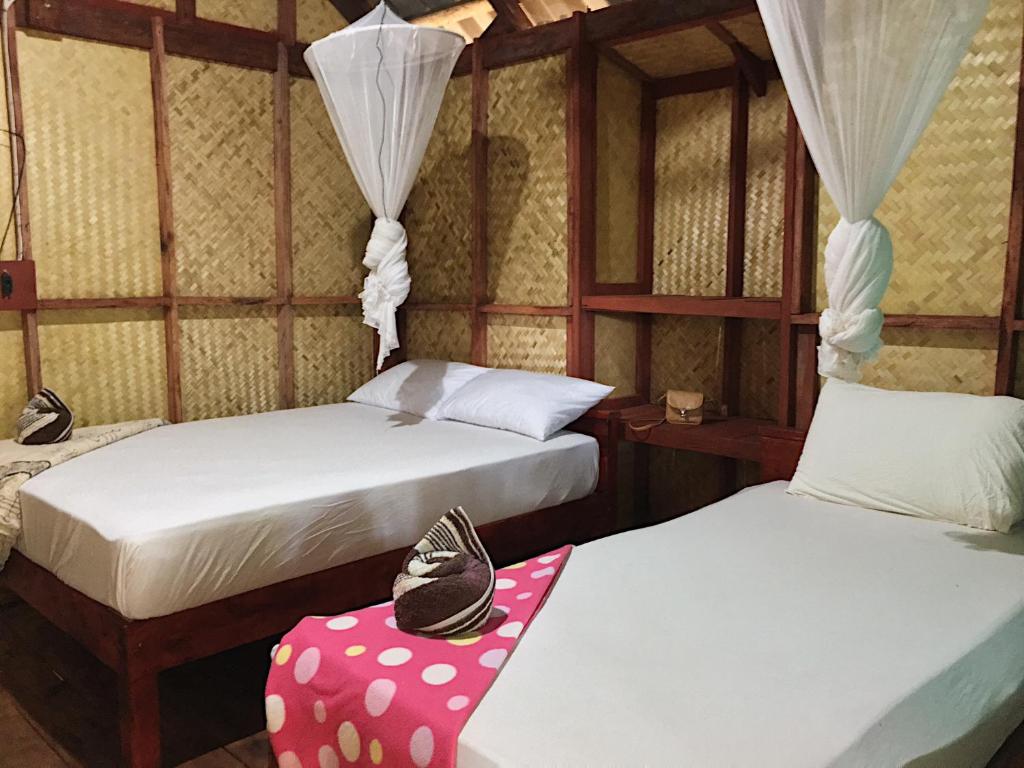 Una cama o camas en una habitación de Hutyee Boat Bungalow