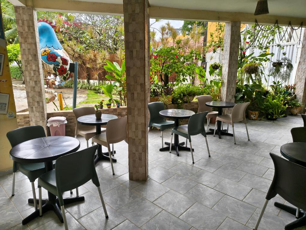 a patio with tables and chairs in a restaurant at Hotel Veleiro de Porto in Porto De Galinhas