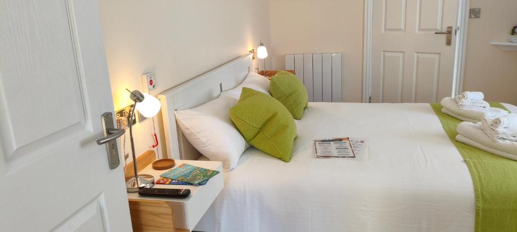 Chandler's Lodge B&B - King Room With Roll-In Shower - Disability Access