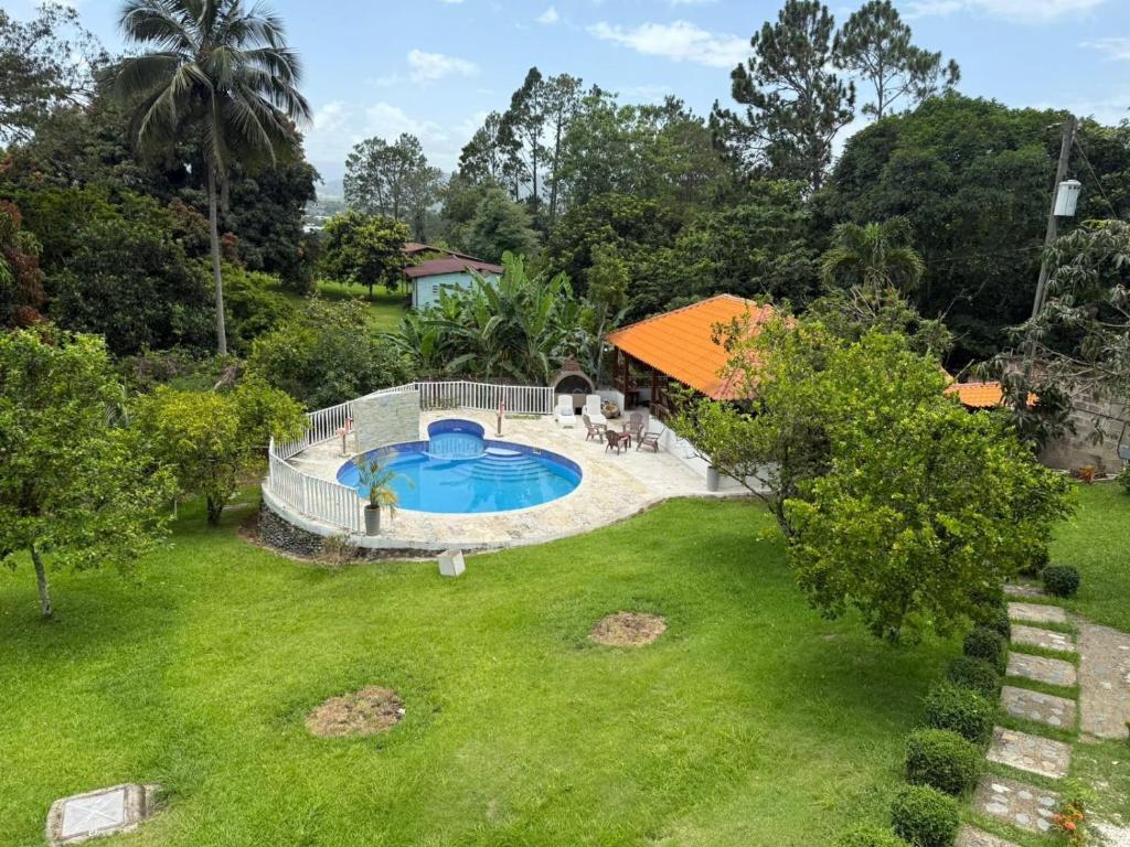 an overhead view of a backyard with a swimming pool at villa regazo de paz in Concepción de La Vega