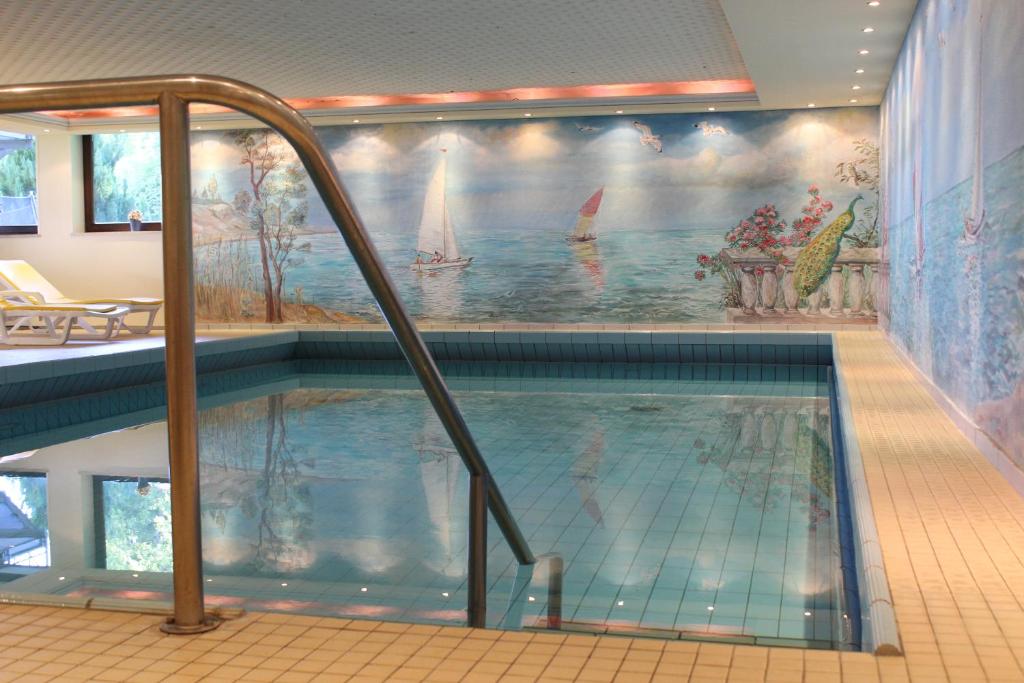 Bazén v ubytování Bergseele Privat- & Retreathotel Schwarzwald nebo v jeho okolí
