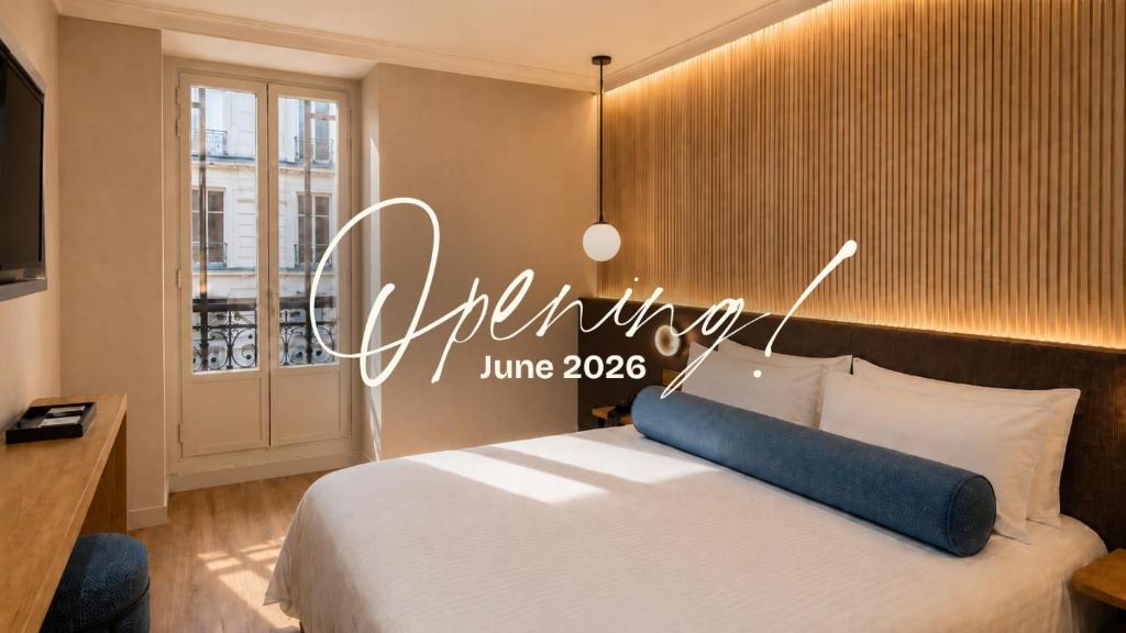 a hotel room with a bed and a sign that reads preparing juice at Petit Palace Plaza España in Madrid