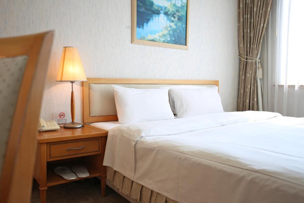Postel nebo postele na pokoji v ubytování The Koos Hotel