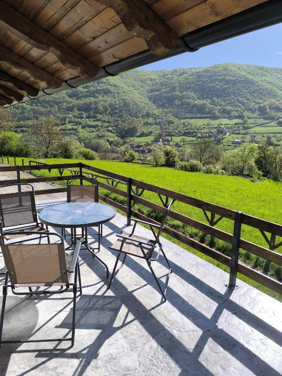 Ein Tisch und Stühle auf einem Balkon mit Aussicht in der Unterkunft krupajsko vrelo in Milanovac
