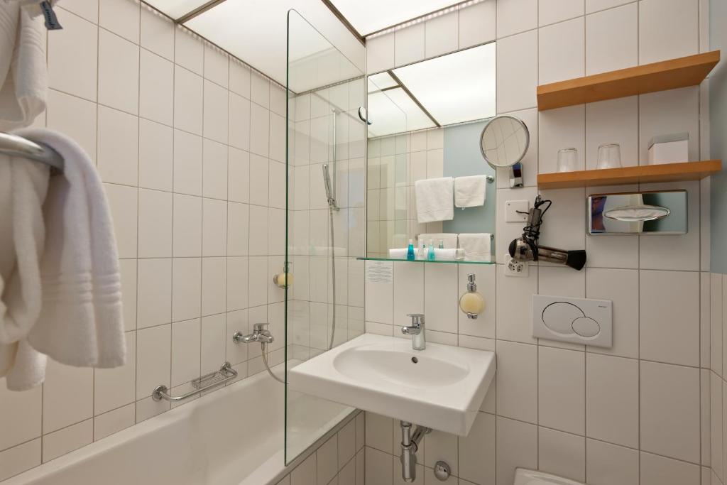 Koupelna v ubytování Hotel Schweizerhof St. Moritz