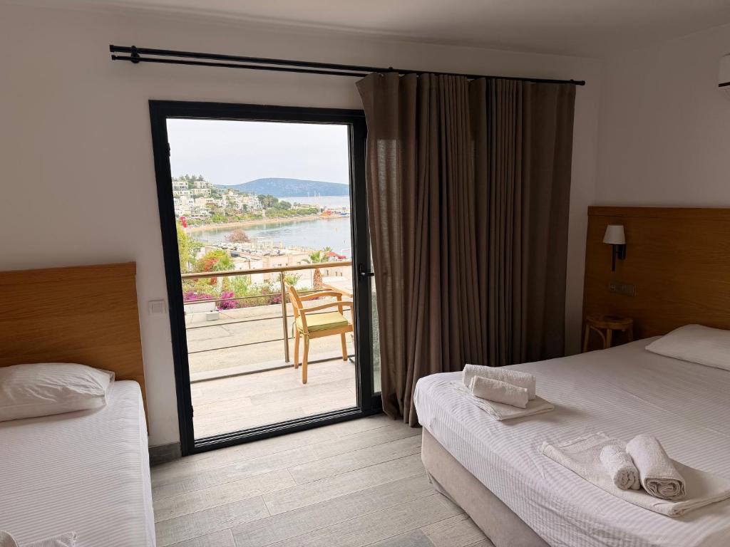 a hotel room with a view of a balcony at DORTMEVSİM Hotel in Bodrum City