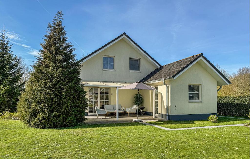 a white house with a tree in the yard at Horsterhoek in Zeewolde