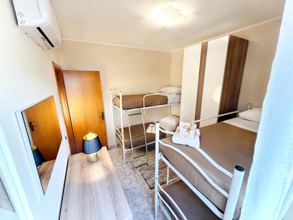 L' Antico Scoglio Appartamenti comfort Nocera Terinese Scalo - Fino a 11 Ospiti - Piscina - Navetta Aeroporto-Stazione & Multi-Destinazioni - Spiaggia a 300mt - Giardino e Zona pranzo all'aperto - WiFi & SmartTV - Aria Condizionata