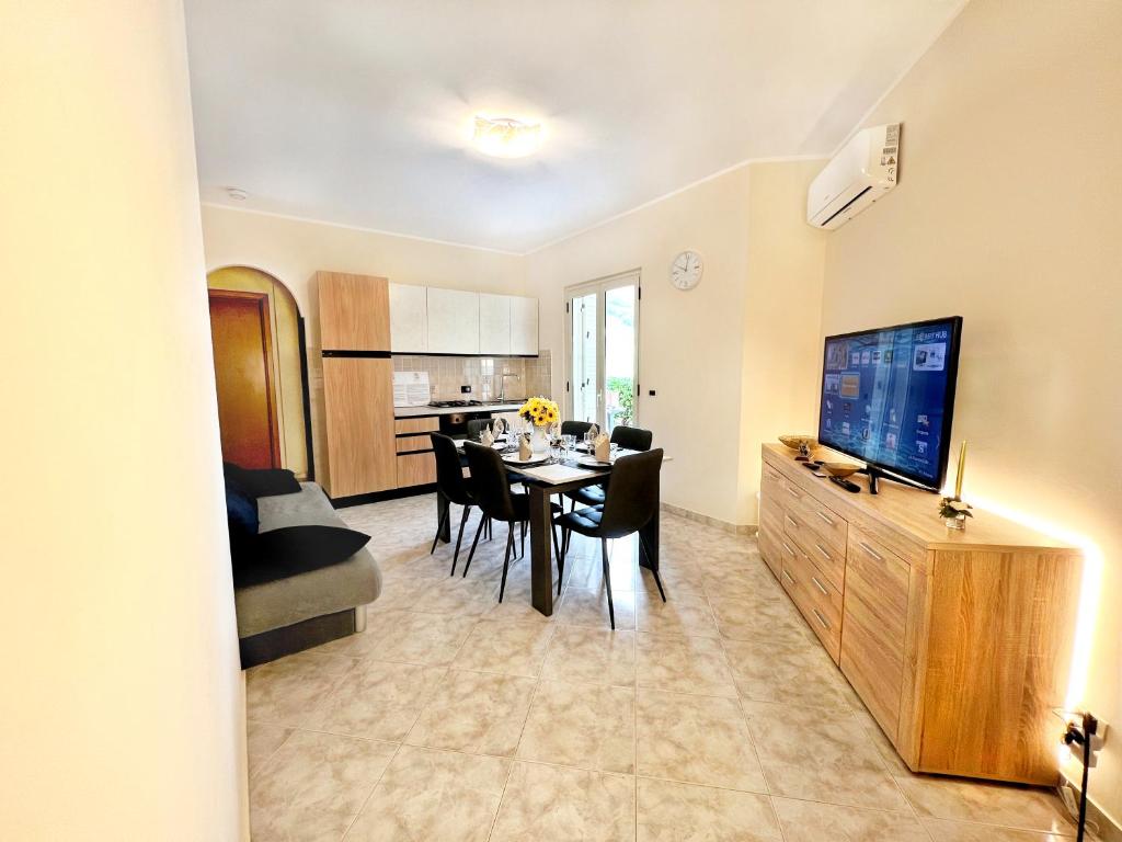 L' Antico Scoglio Appartamenti comfort Nocera Terinese Scalo - Fino a 11 Ospiti - Piscina - Navetta Aeroporto-Stazione & Multi-Destinazioni - Spiaggia a 300mt - Giardino e Zona pranzo all'aperto - WiFi & SmartTV - Aria Condizionata
