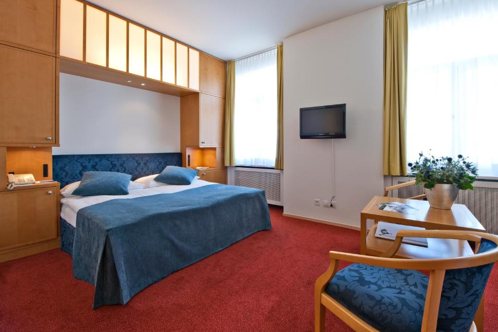 Postel nebo postele na pokoji v ubytování Hotel Schweizerhof St. Moritz