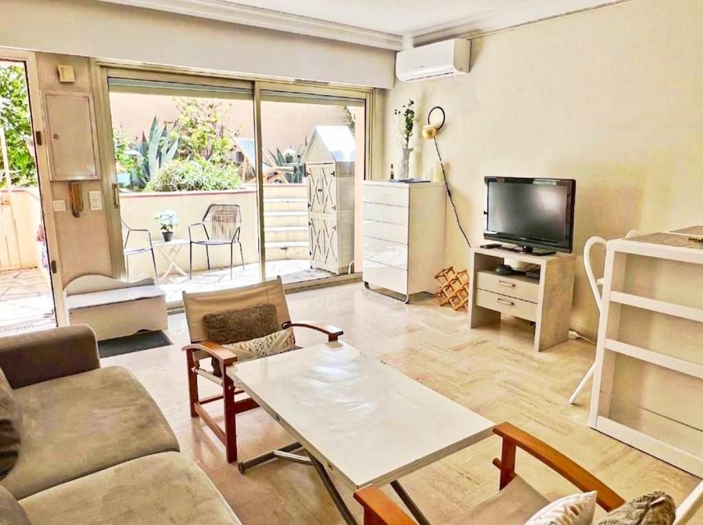 Rare in Cannes, quiet apartment for 4 people, garden, parking