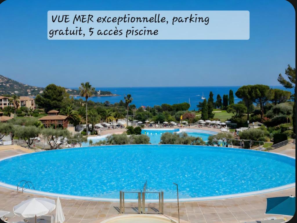 Cap Esterel Appart T2 Vue Mer Climatisé 4-5 personnes - Proche Plage et Commerces avec jardin, Parking gratuit, WiFi, 5 acces piscine -