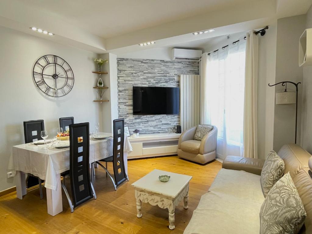 a living room with a table and a couch at Bella Stay in Cannes