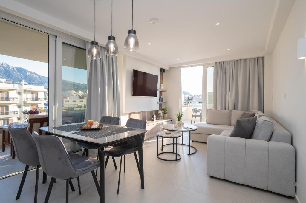 a living room with a table and a couch at Casa John Kos Apartment in Zipárion