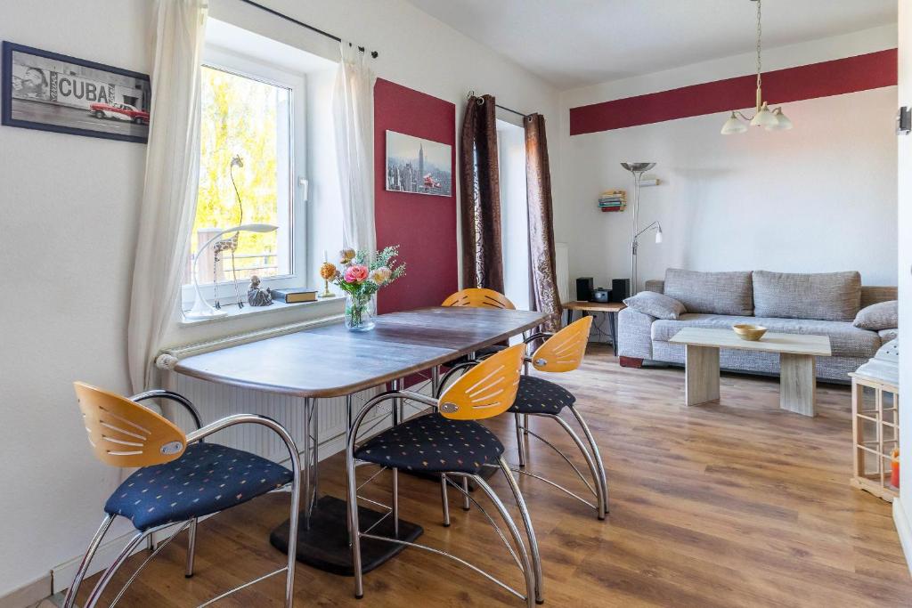 a kitchen and living room with a table and chairs at Ferienwohnung Schlossperle in Klütz