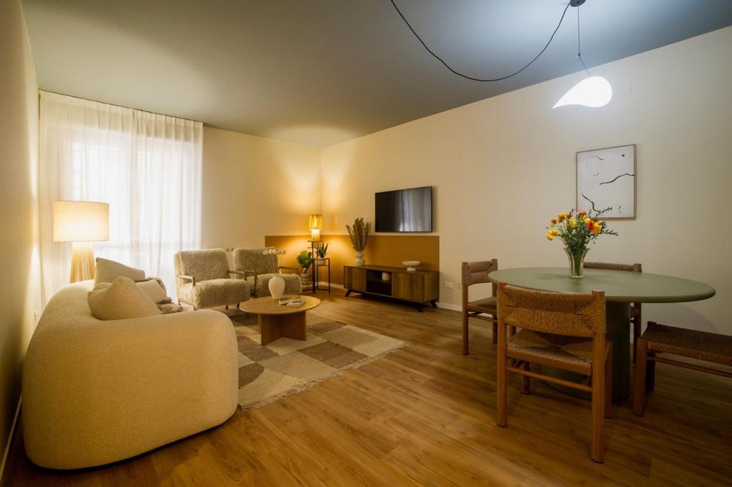 a living room with a couch and a table at Liu' casa vacanze in Ortona