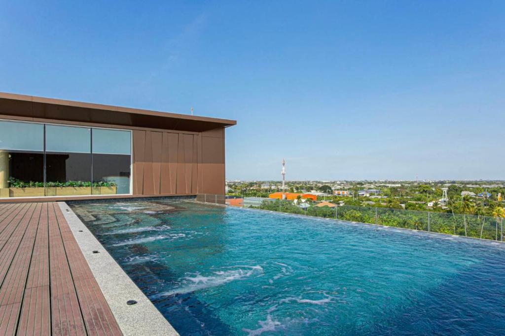 a swimming pool on the roof of a building at The1 Ratchaphruek I วิวเมืองนนทบุรี in Ban Nong Bua