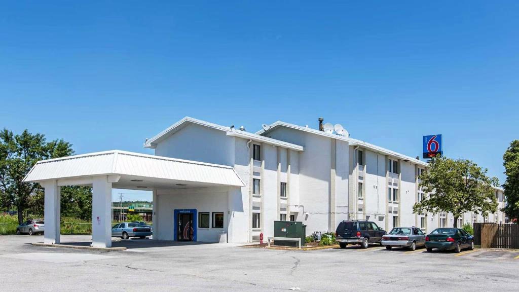 a large white building with cars parked in a parking lot at Motel 6-Council Bluffs, IA - Omaha East in Council Bluffs