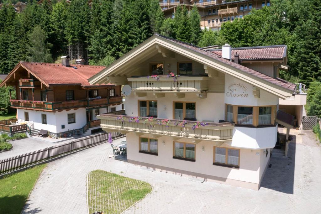 - une vue aérienne sur une maison dans les montagnes dans l'établissement Appartementhaus Karin, à Viehhofen