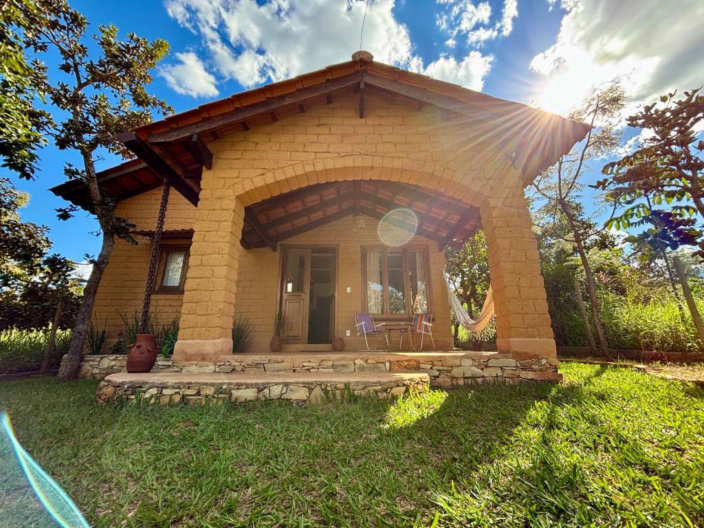 a small brick house in a field of grass at Casa Pequi in Alexânia