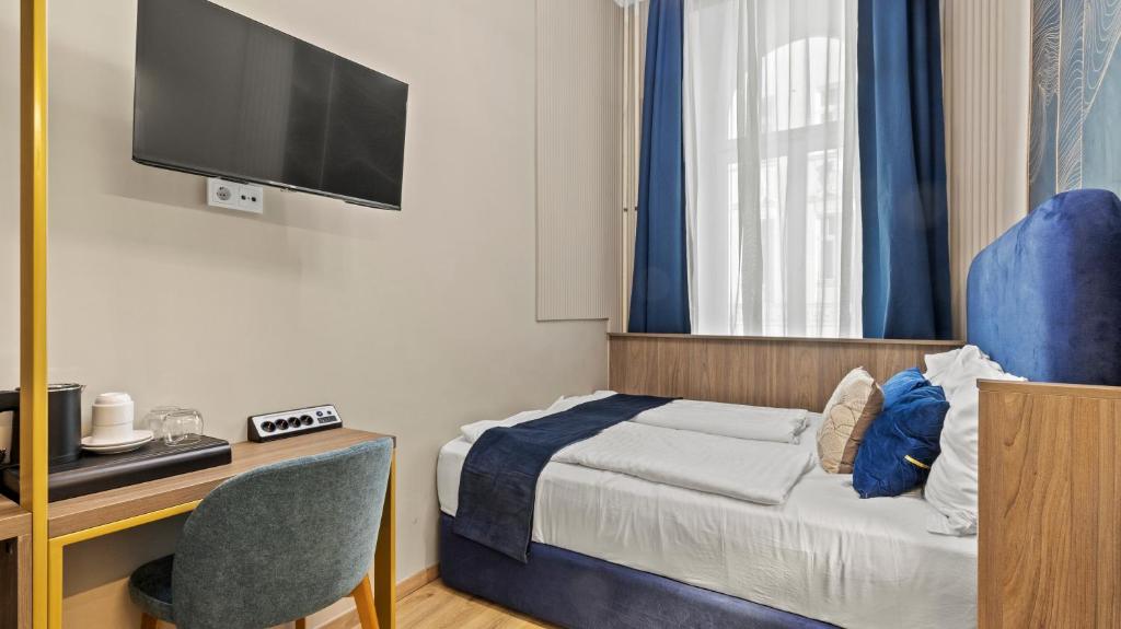 a hotel room with a bed and a tv at Odeon near Nestroyplatz with Self Check-in & Private External Bathroom in Vienna