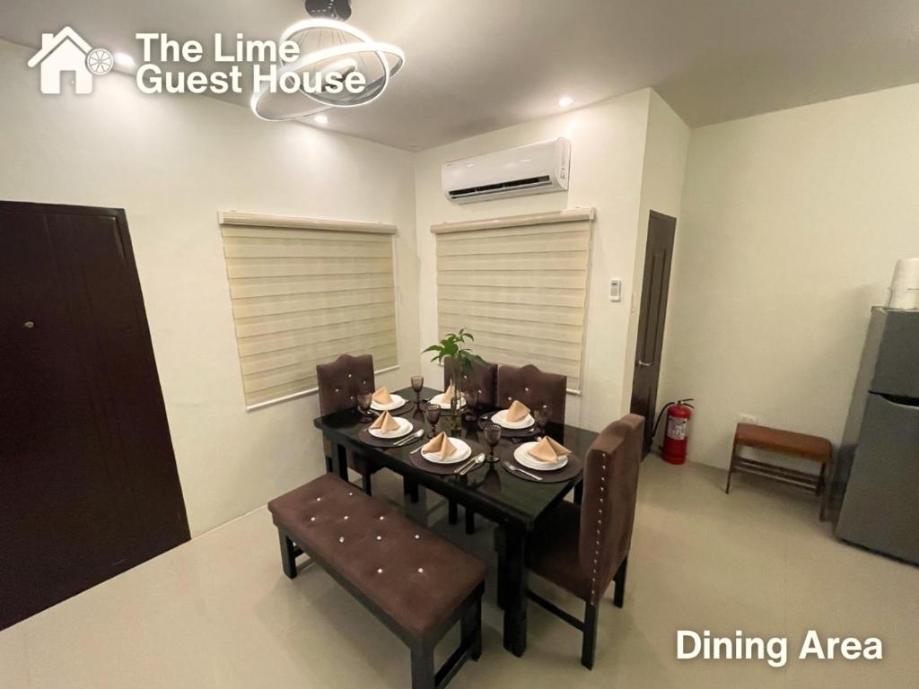 a dining room with a dining table and chairs at The Lime Guesthouse in Angeles
