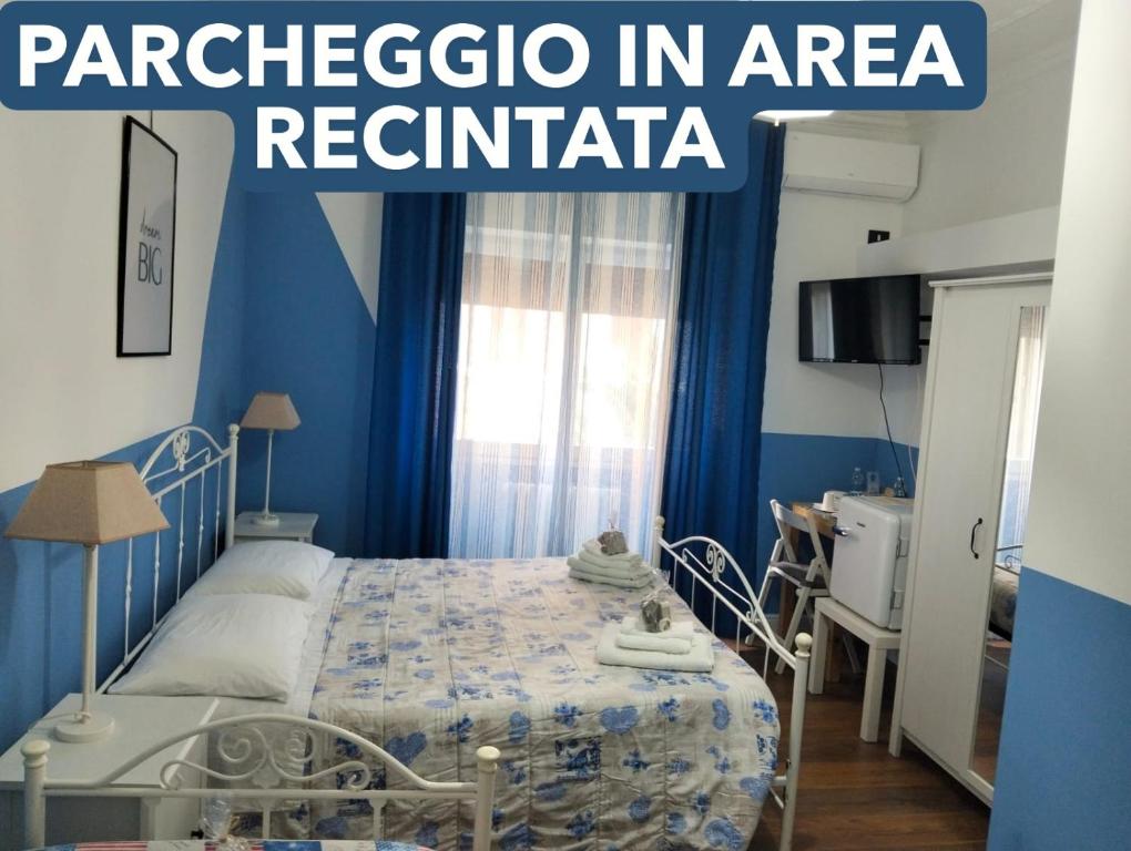 a small bedroom with a bed in a blue room at Casa della Nonna Pasqua in Taranto
