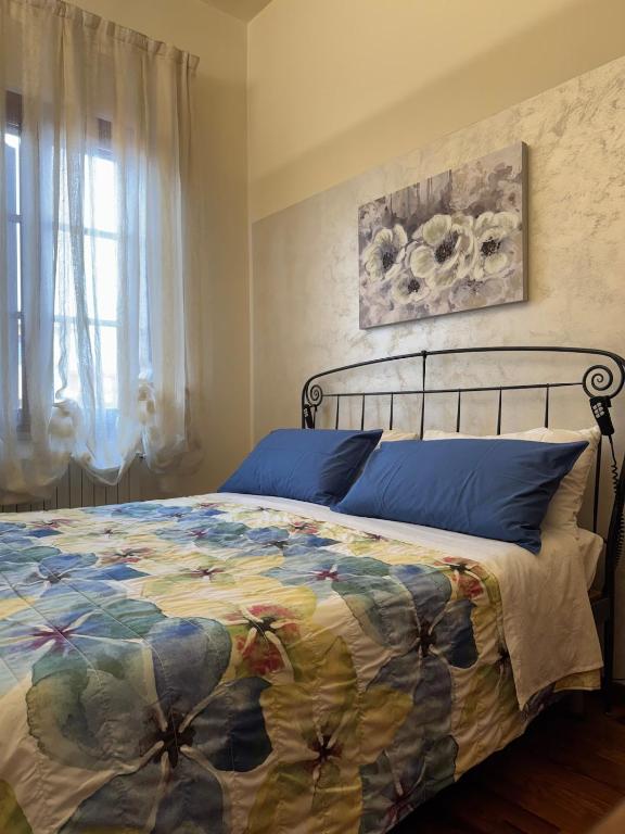a bedroom with a bed with a colorful blanket at The Fruit House in Cascina